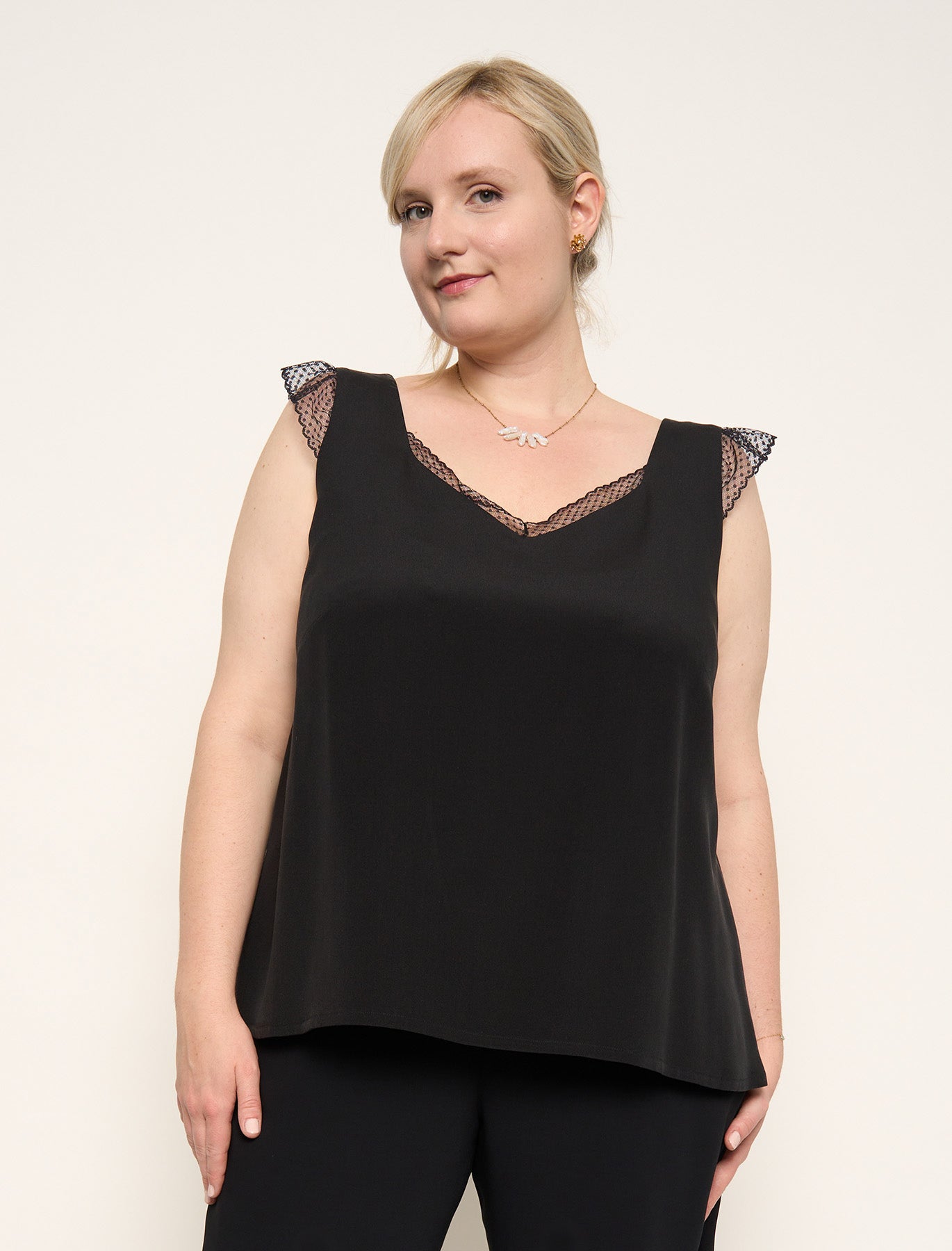  Fluid black tank top in silk and lace