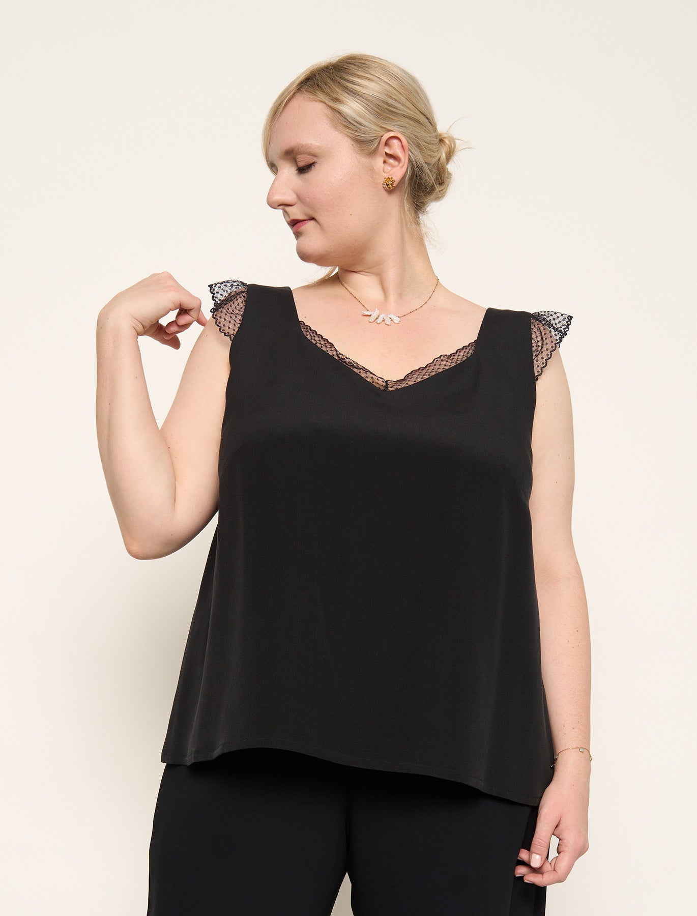  Fluid black tank top in silk and lace