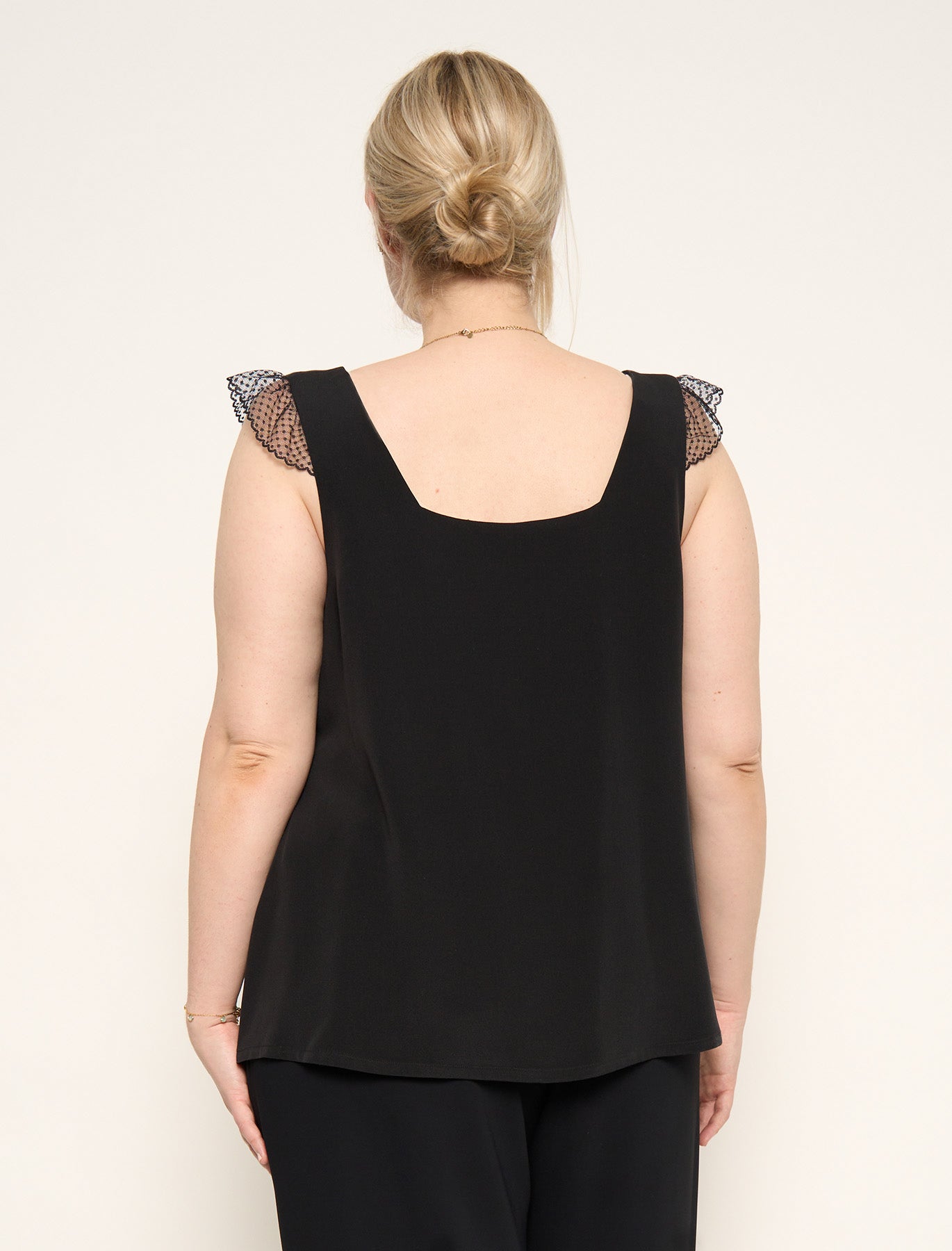  Fluid black tank top in silk and lace
